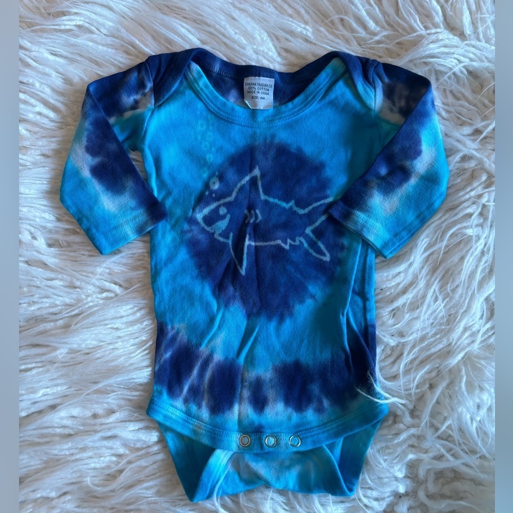 💛 10/$13 or 5/$7- 💛 6 month tie dye shark long sleeve onsie